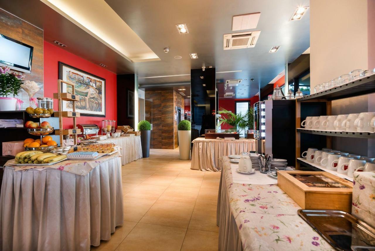 Hotel Maritimo Макарска Екстериор снимка